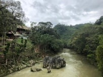 L’hôtel donnant sur la rivière