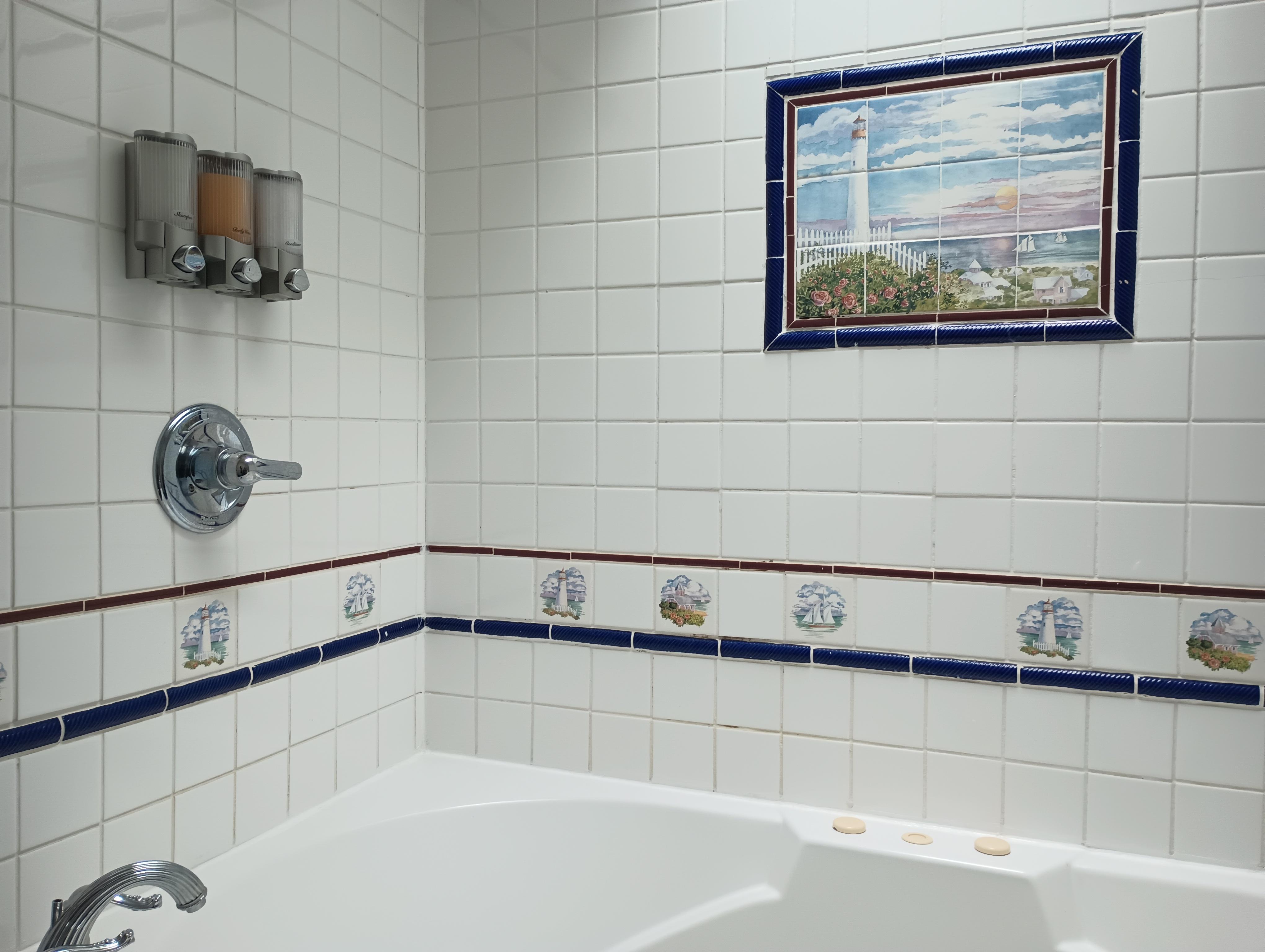 Spa tub in Carriage House room with overhead skylight
