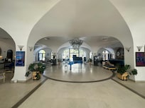 넓고 시원하며 누구나 이용할수있는 피아노도있어요 로비입구 맞은편이 수영장입구!