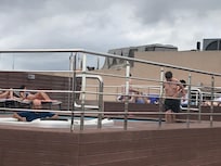 La piscine de la terrasse dommage qu’elle ferme si tôt