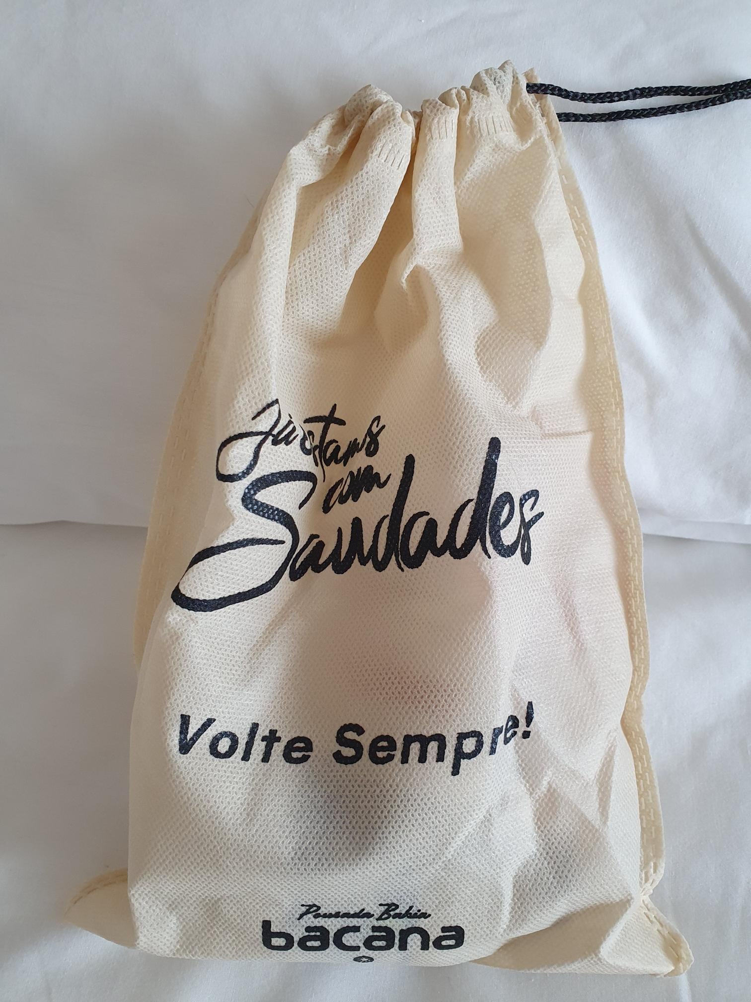 Kit da saída: com 02 águas, cocadas locais e um cartão com o agradecimento e playlist da pousada