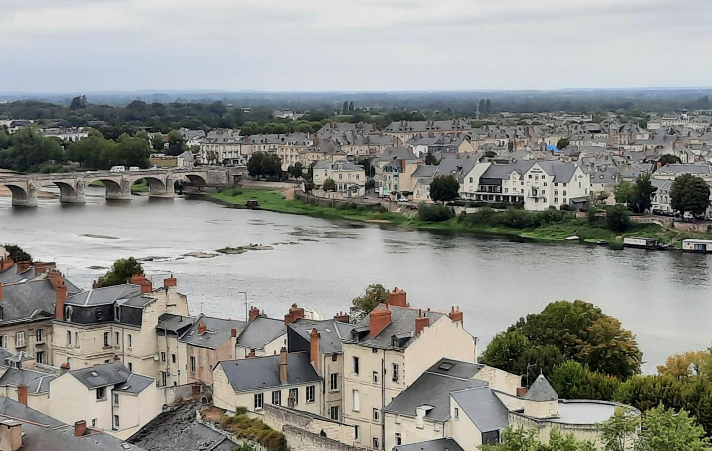 Vue de l'hôtel de l'autre côté de la rive de la Loire