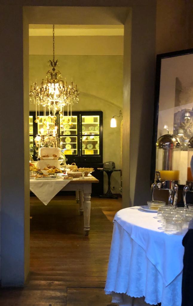 Sala con buffet colazione. 