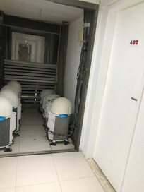 Machines de la clime, en face de notre chambre! Un feu pas passible