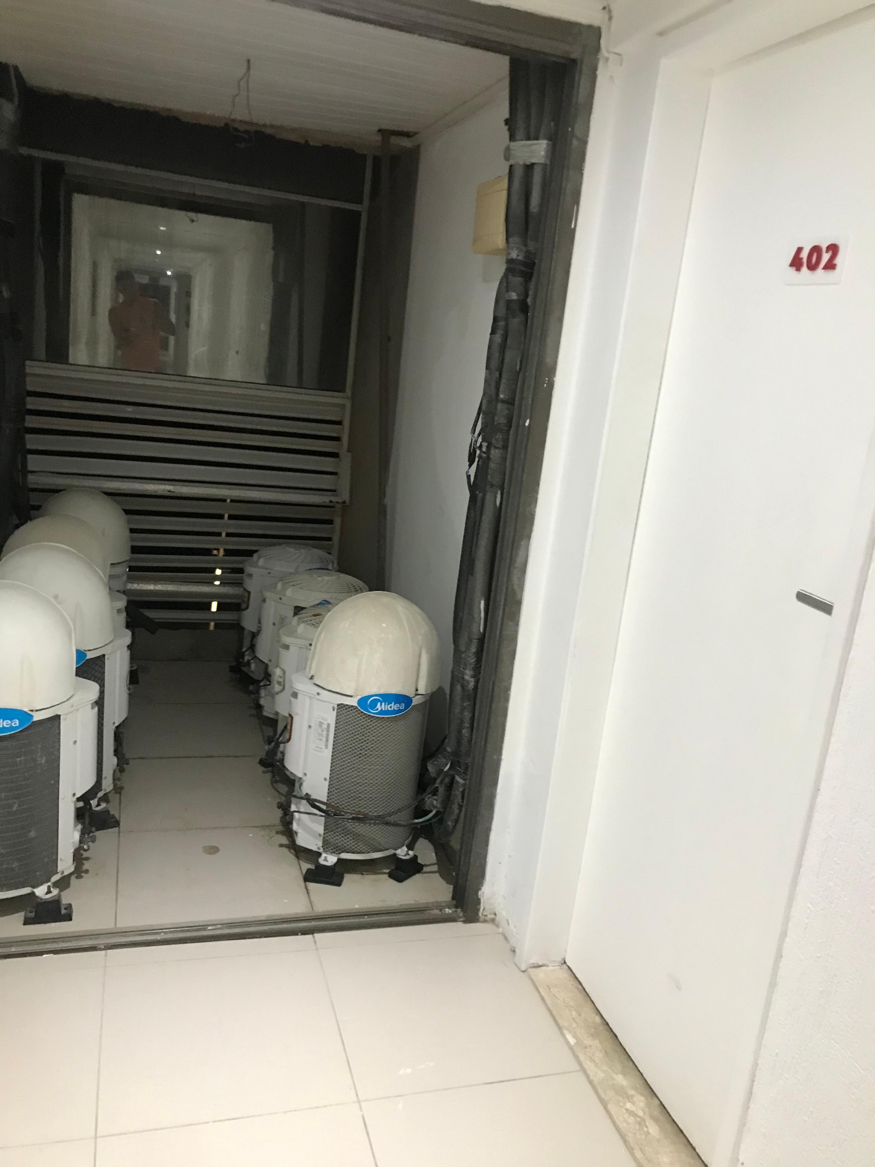 Machines de la clime, en face de notre chambre! Un feu pas passible