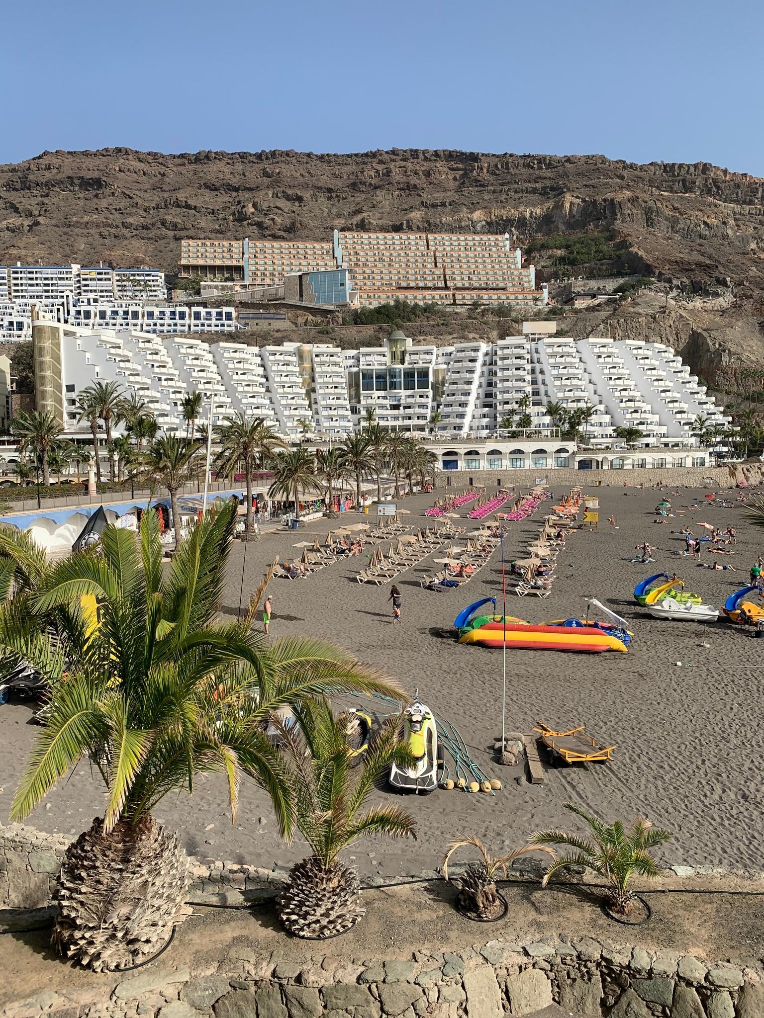 Hotellet ligger oppe i åsen (over det hvite). Lett å gå ned til stranden, men noe tyngere opp igjen...