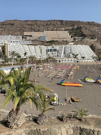 Hotellet ligger oppe i åsen (over det hvite). Lett å gå ned til stranden, men noe tyngere opp igjen...