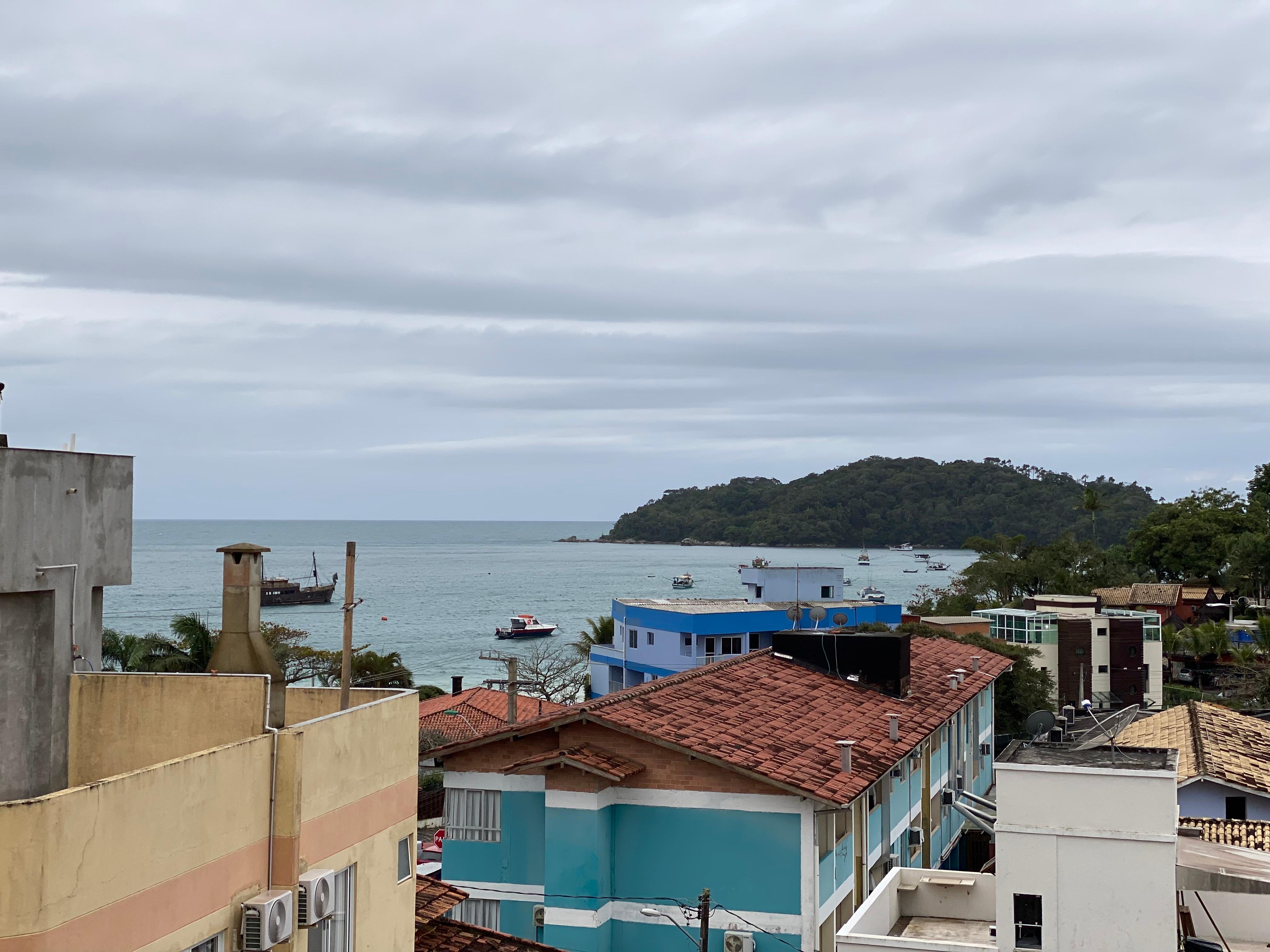 Vista da piscina para o mar.