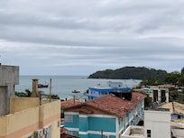 Vista da piscina para o mar.