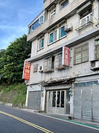 赤い看板が宿の目印