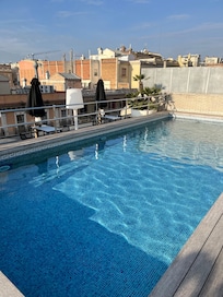 Härligt poolområde på takterrassen