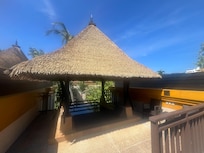 Balkongen på terrassen med mulighet for å sole seg i stillhet. Hører fugler og apelyder.