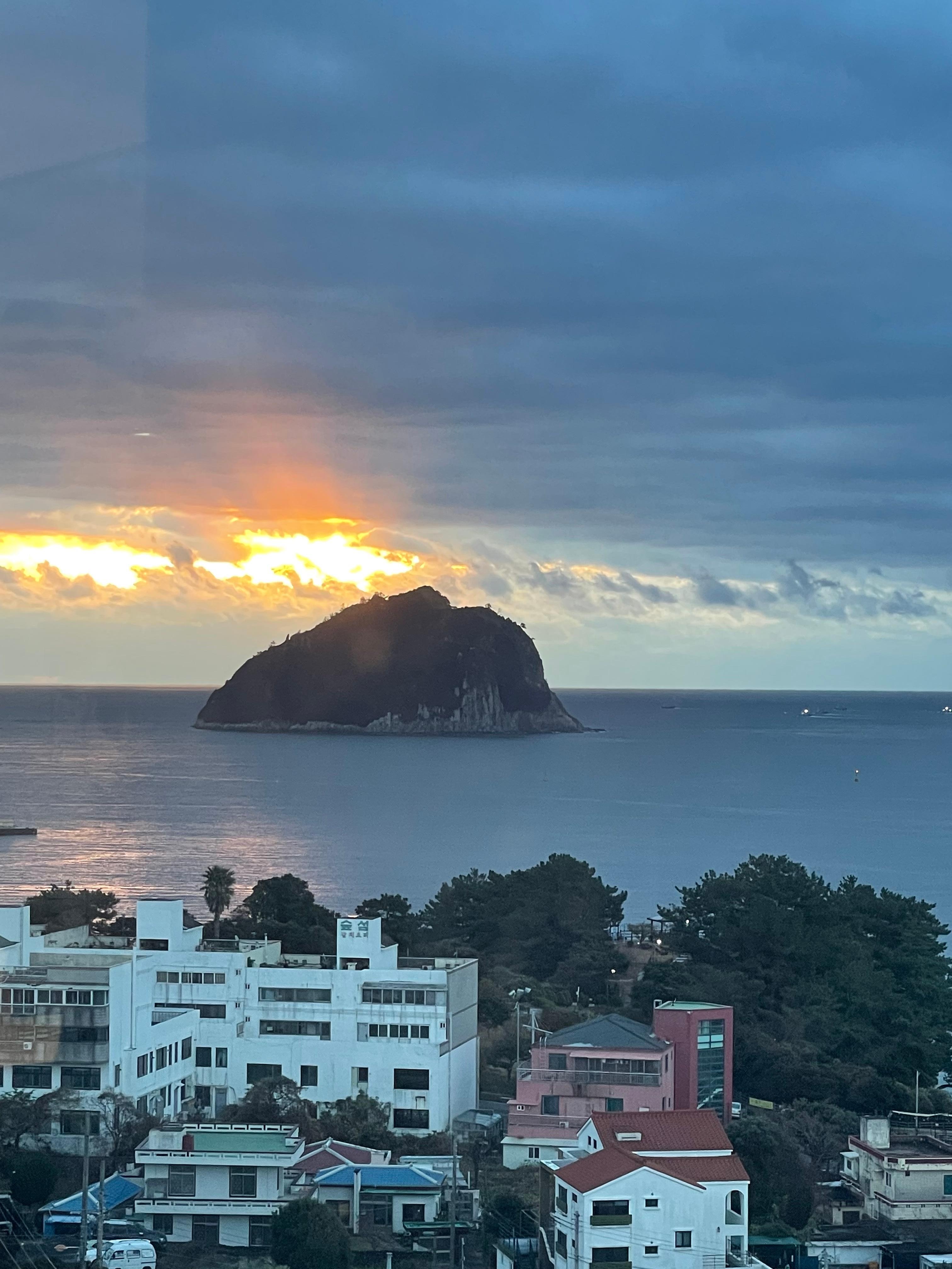 조식 먹다가 찍었어요. 이 날 날씨가 엄청 안좋았지만 이 정도네요!!