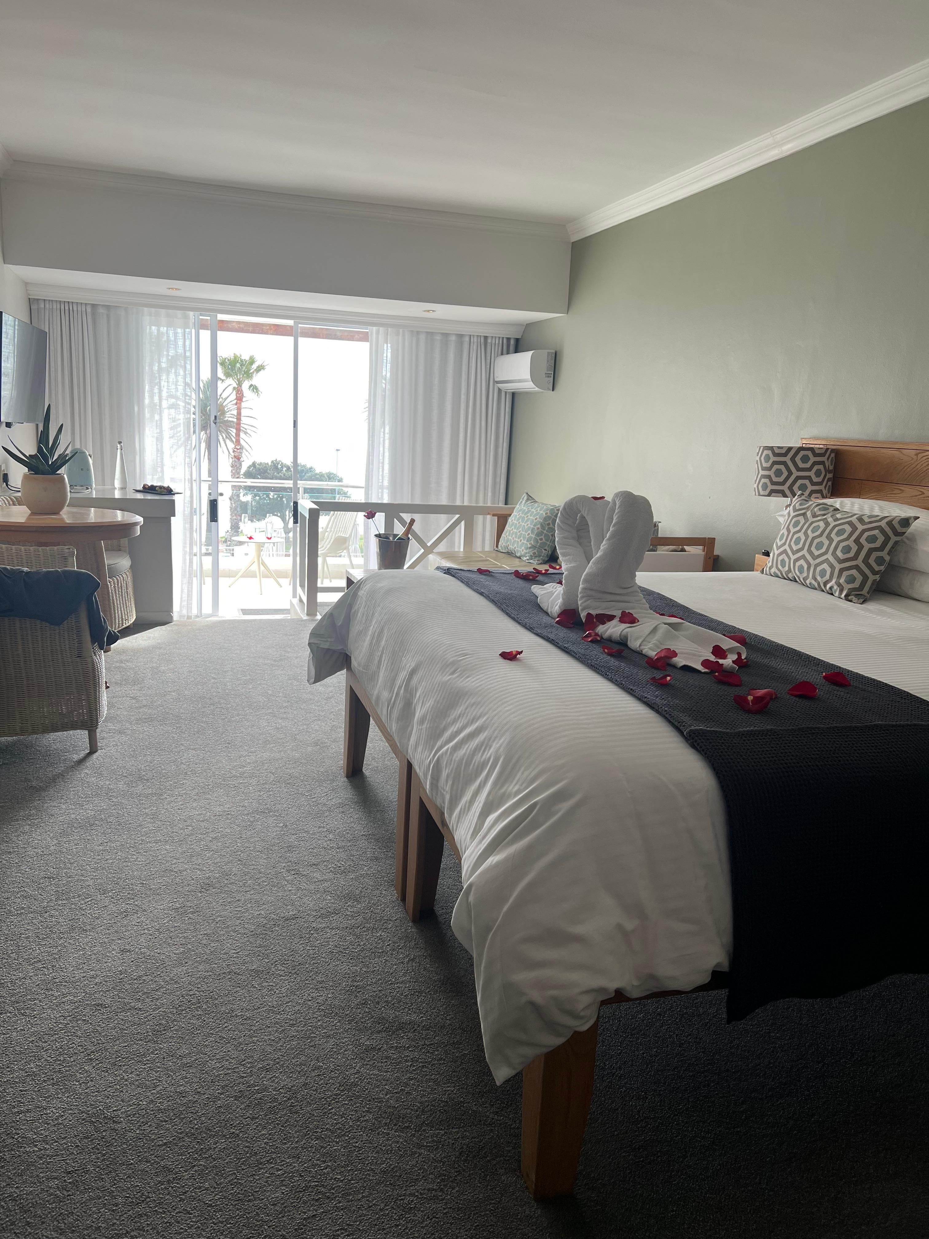Loved waking up to the sound of the ocean waves. Very comfy king size bed. 