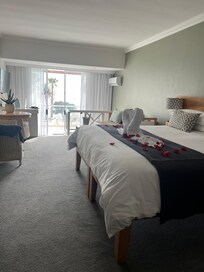 Loved waking up to the sound of the ocean waves. Very comfy king size bed.