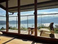 お部屋からの眺めも最高。天橋立は見えませんが、眺めは素晴らしいです。バルコニーも広々。