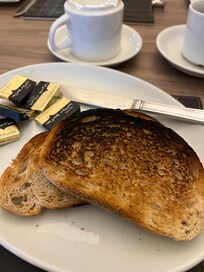 10£ por un desayuno así… café aguado, zumo de Brick… lo que sí que estaban buenos eran los yogures