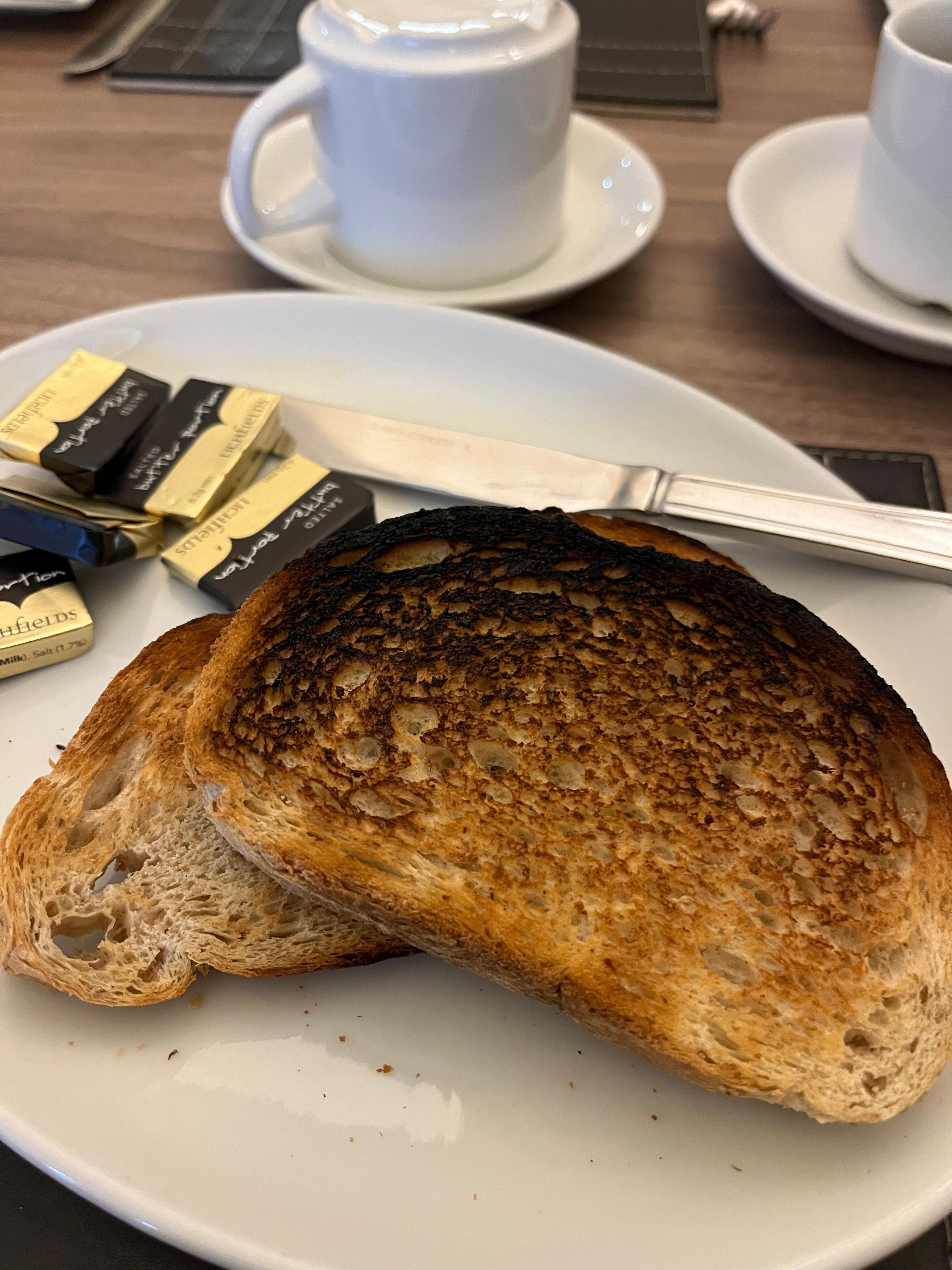 10£ por un desayuno así… café aguado, zumo de Brick… lo que sí que estaban buenos eran los yogures