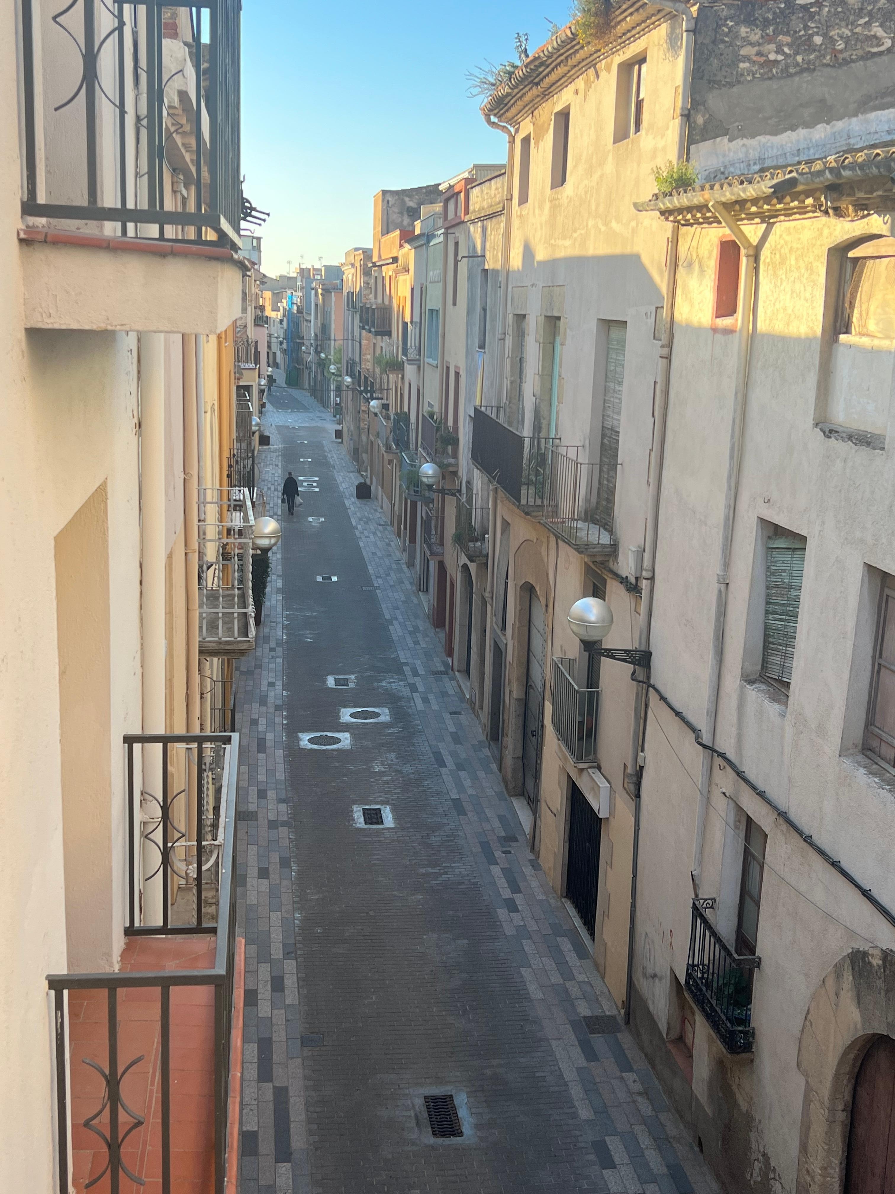 Bilde fra den lille balkongen og inn i en gate i gamlebyen. 