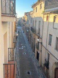 Bilde fra den lille balkongen og inn i en gate i gamlebyen.