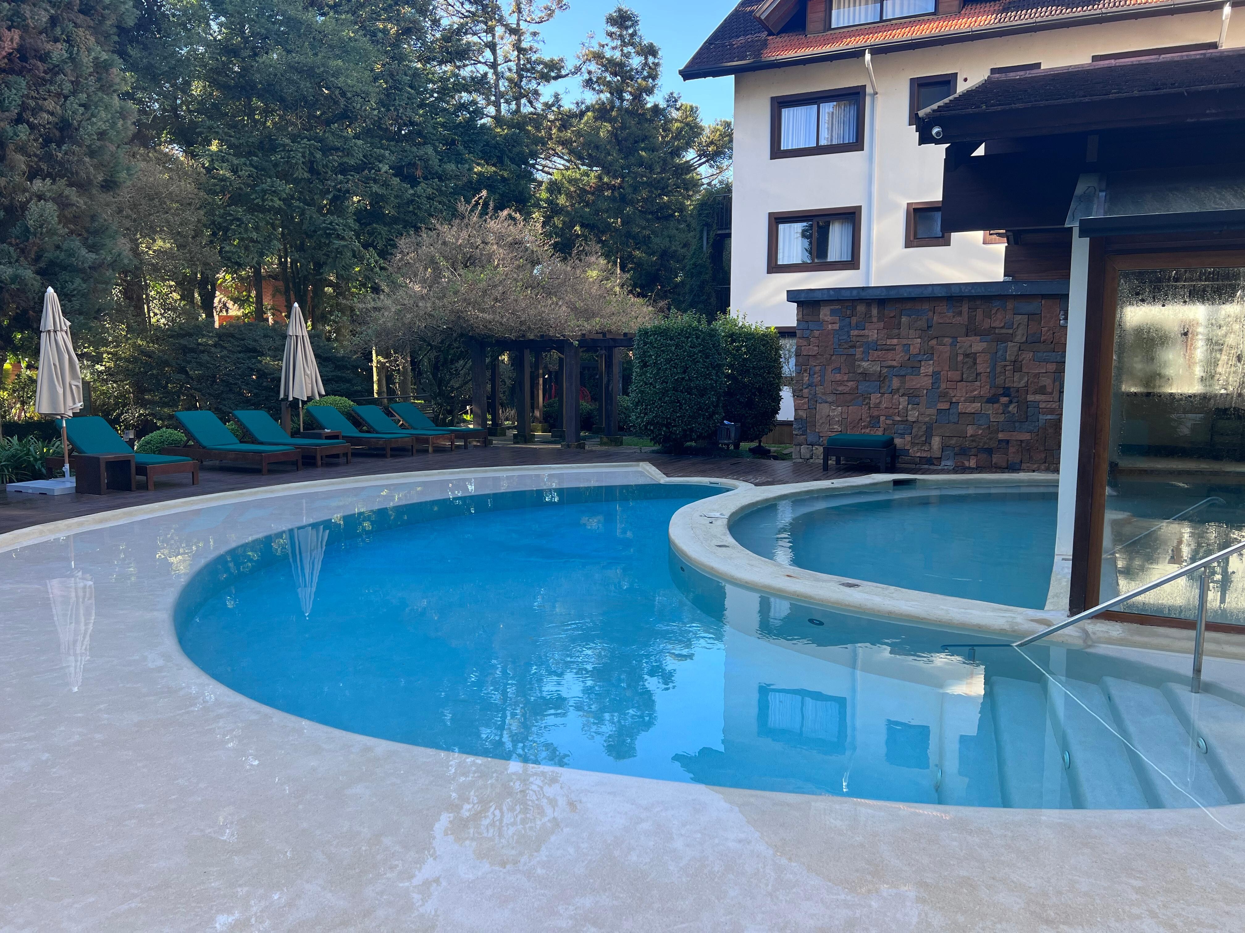 Piscina externa acoplada a piscina interna