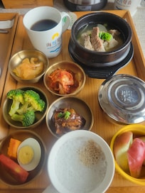 早餐是韓式早餐,可送入房間內看海享用;也超級好吃,感覺得出來很用心