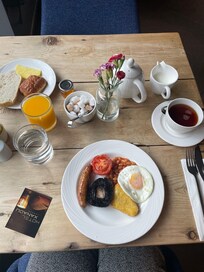 Morgenmaden er lækker og rigelig