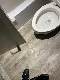 Agua escurriendo del sistema de extraccion del baño.