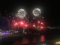 Ilotulitus huoneen ikkunasta joka ilta 20.30