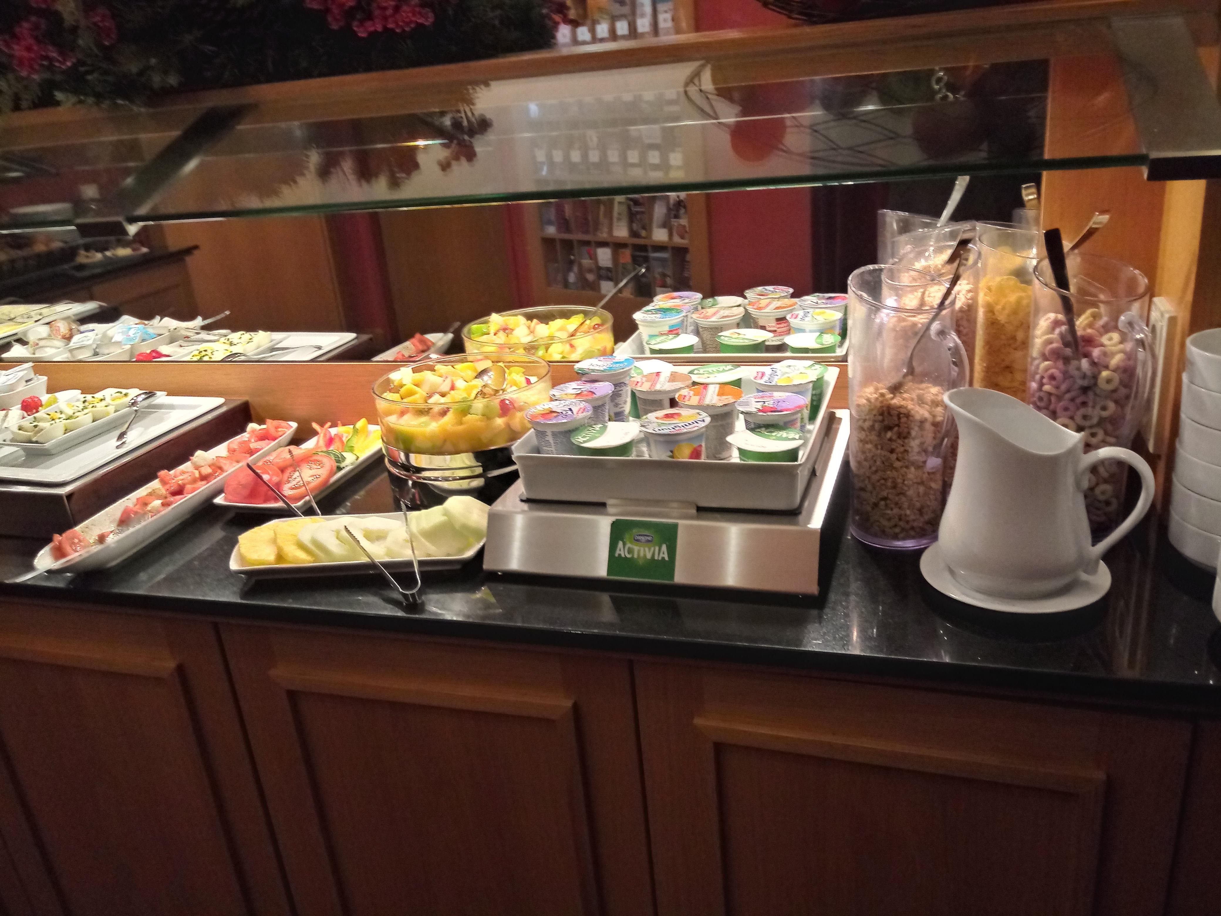 Buffet fruit and yoghurt