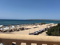 Spiaggia di fronte all’hotel