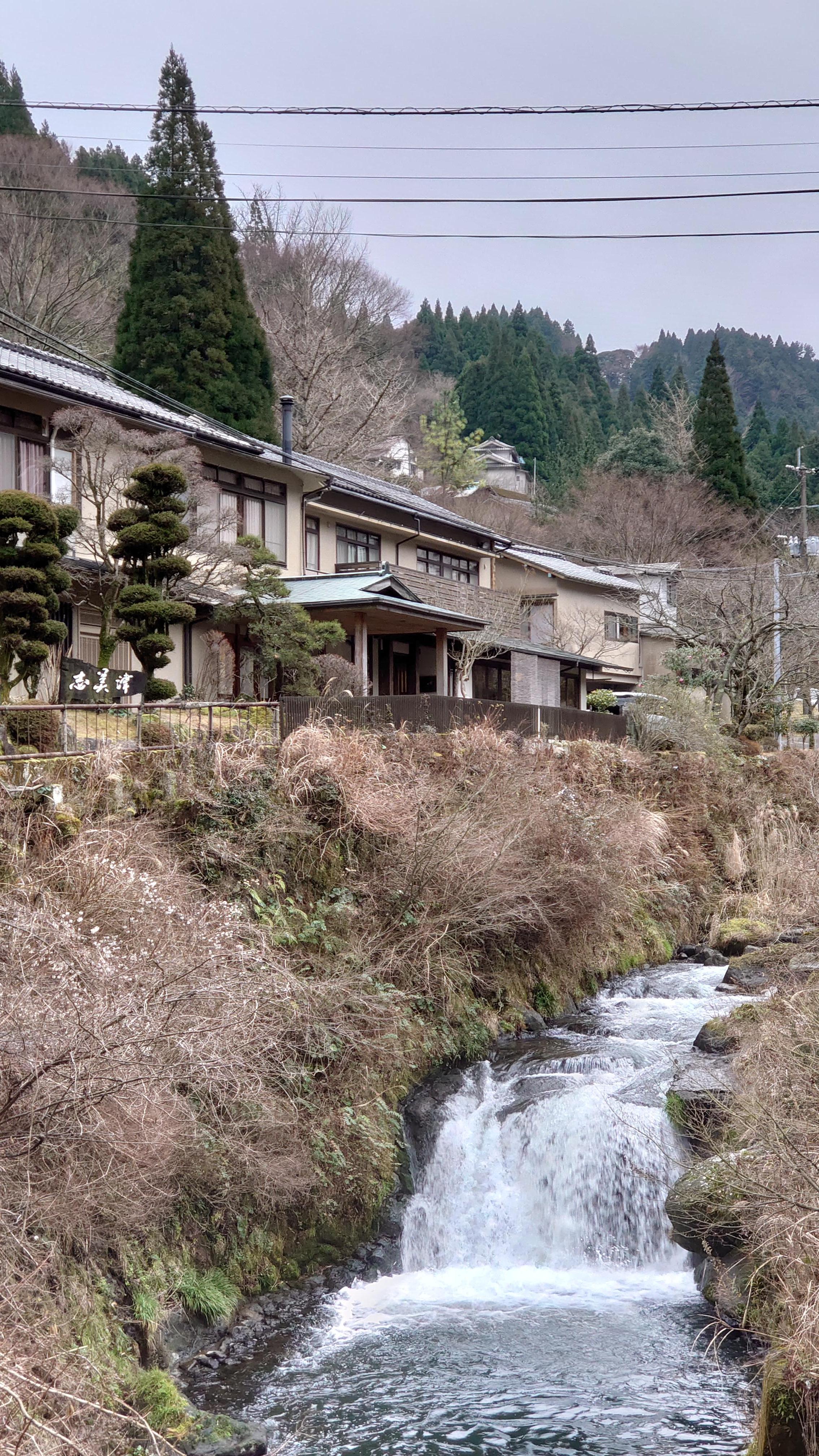 位於河川旁的志美津溫泉旅館