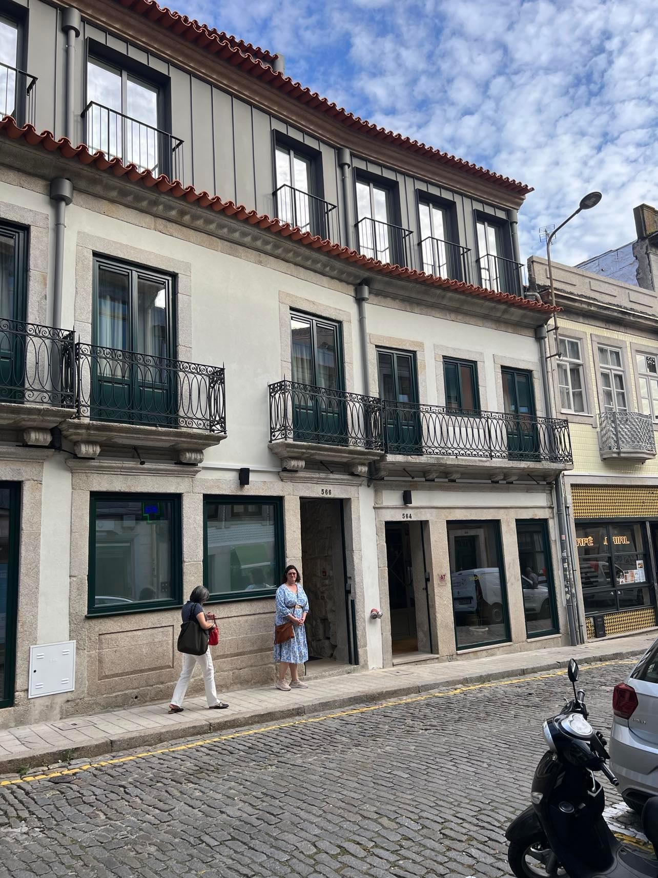 Diskret fasade mot gata