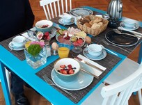 Morgenmaden serveret ved bordet