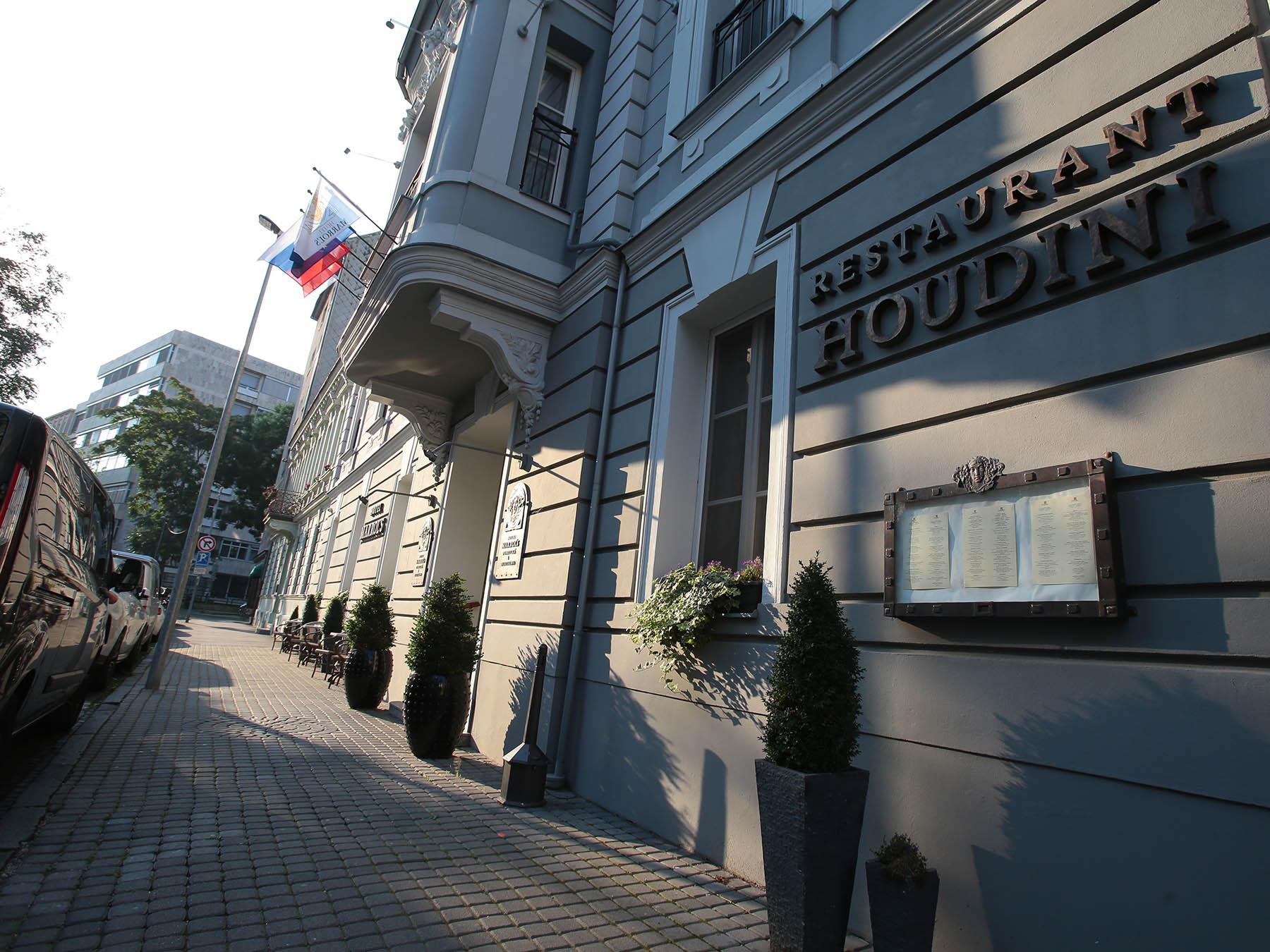 Hotel bejárat