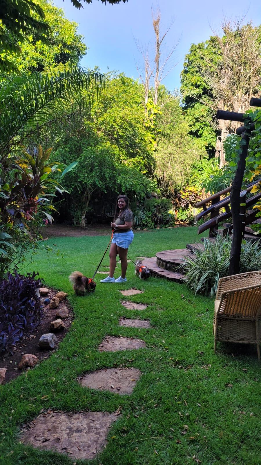 Pátio interno gramado