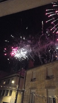 Feu d'artifice de la fenêtre le soir de la fête communale