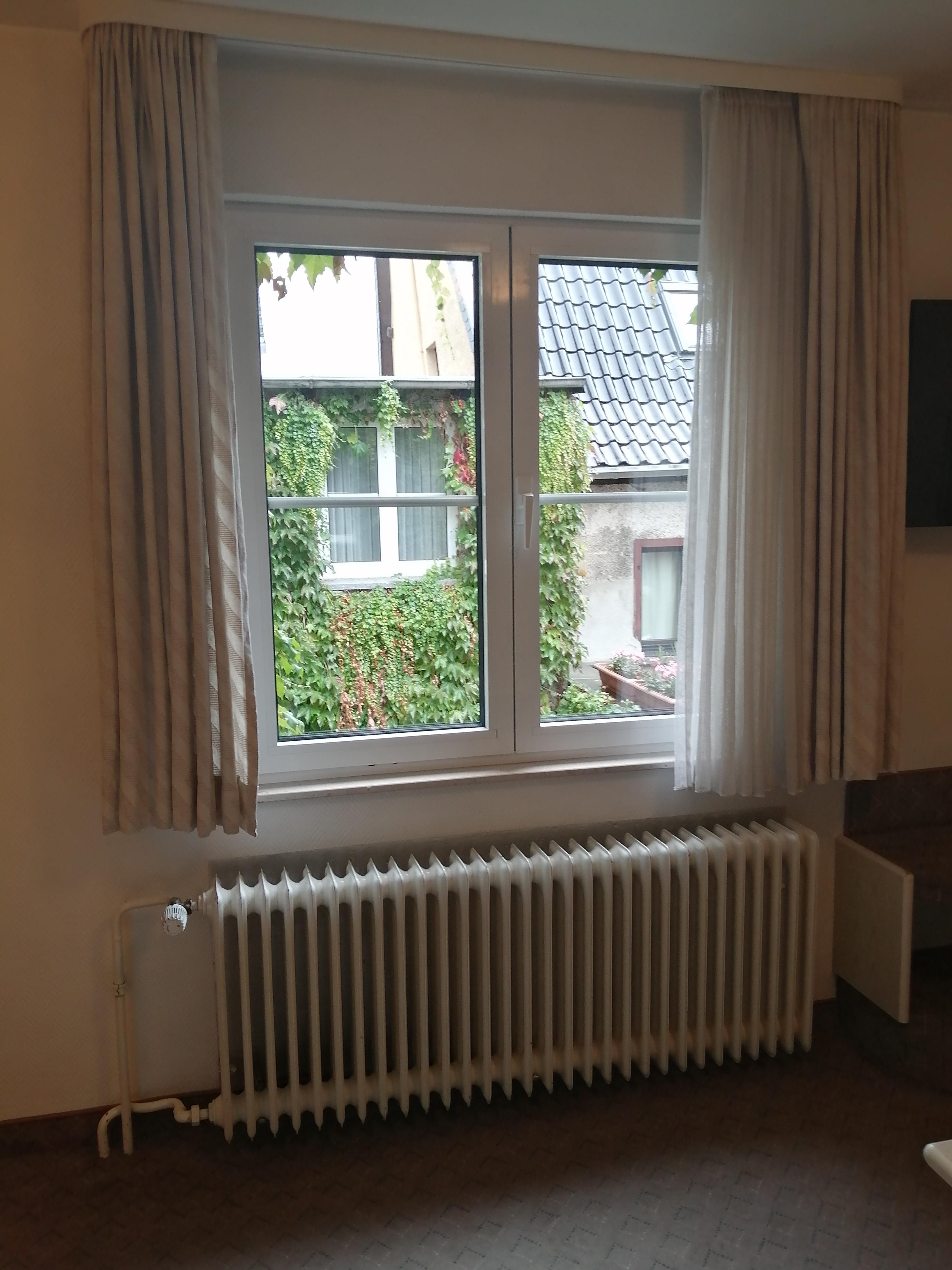 部屋から中庭が見える窓