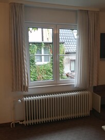 部屋から中庭が見える窓