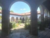 On accède aux salles du Musée par les arcades, autour d'un jardin.