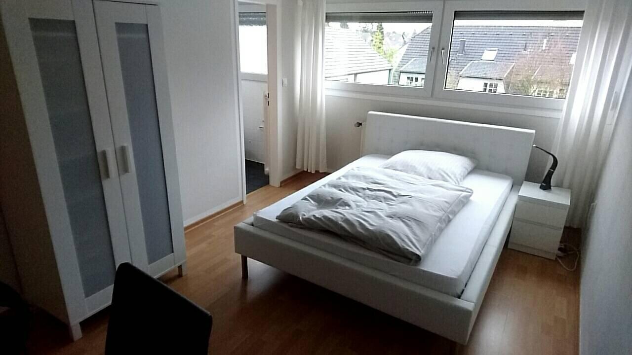 窓には鎧戸付いてます