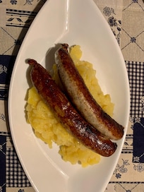 En riktig superb tysk korv med potatissallad