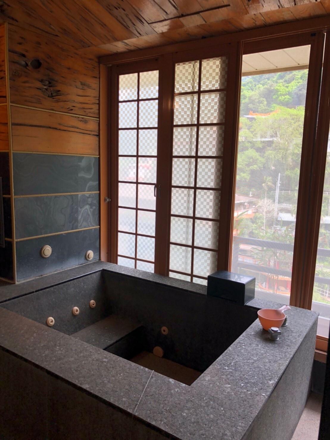 内風呂。川沿いで景色も良かったです。