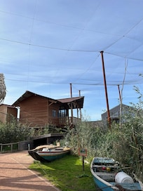 Onze lodge vanuit het vogel verblijf. De papagaaien, ibis en andere dieren kunnen op het balkon komen