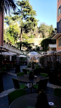 中庭にあるカフェ