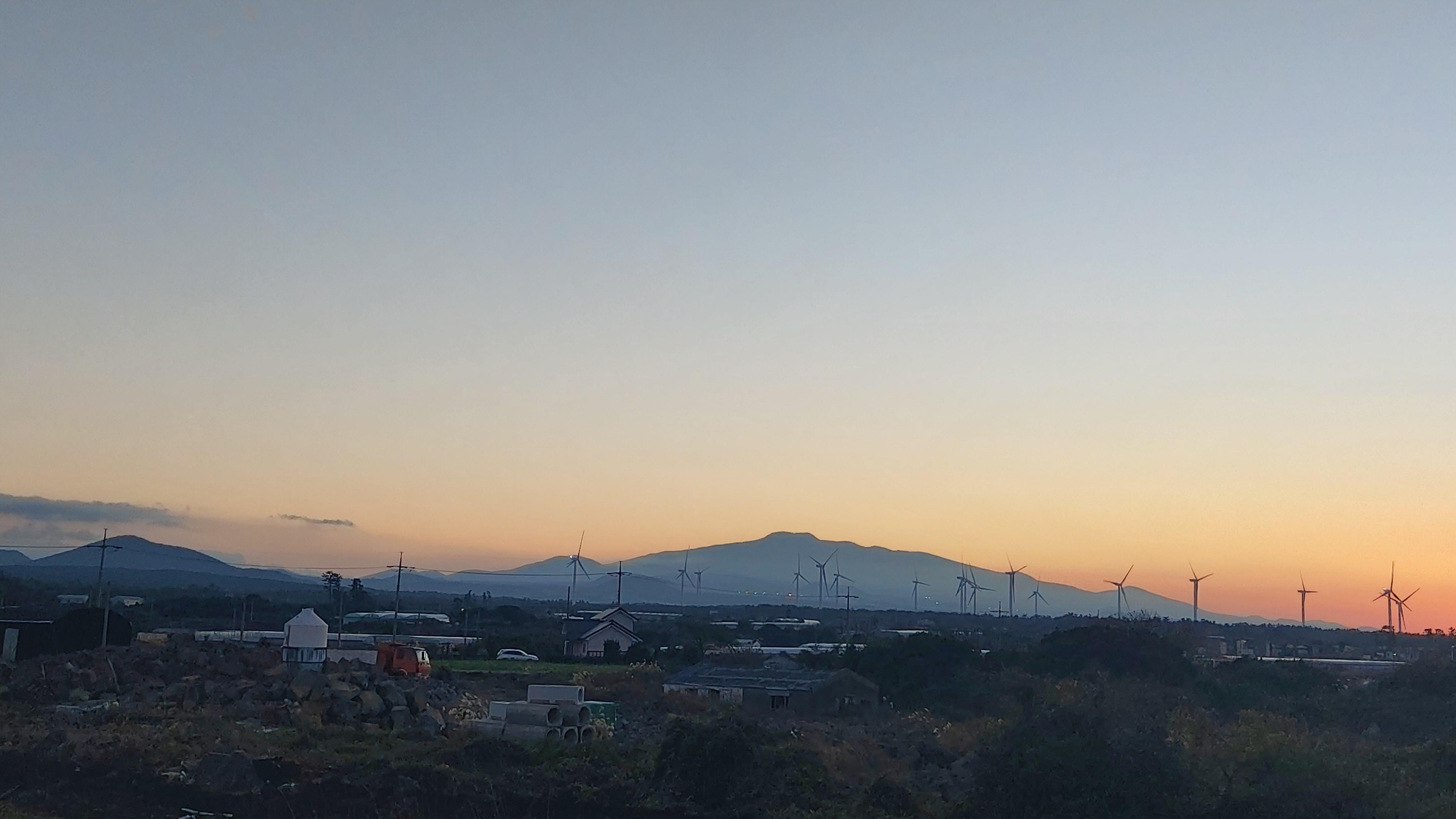 테라스에서 찍은 한라산.