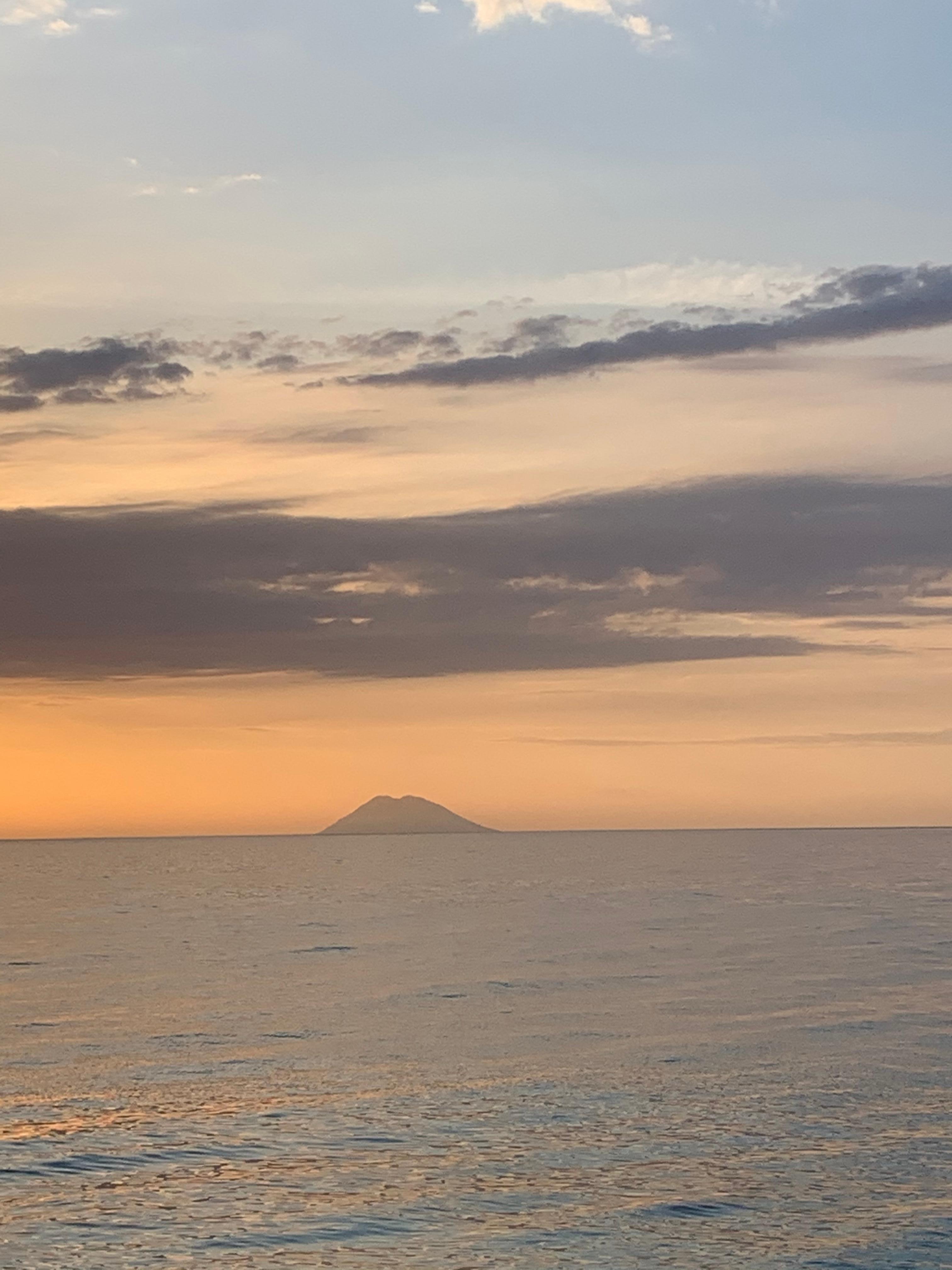 Tramonto dalla spiaggia con vista sul vulcano Stromboli