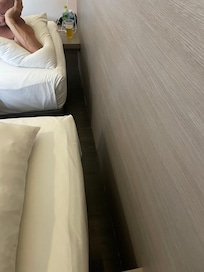 Sängarna gick inte att få mot väggen kuddarna ramlade ner på golvet