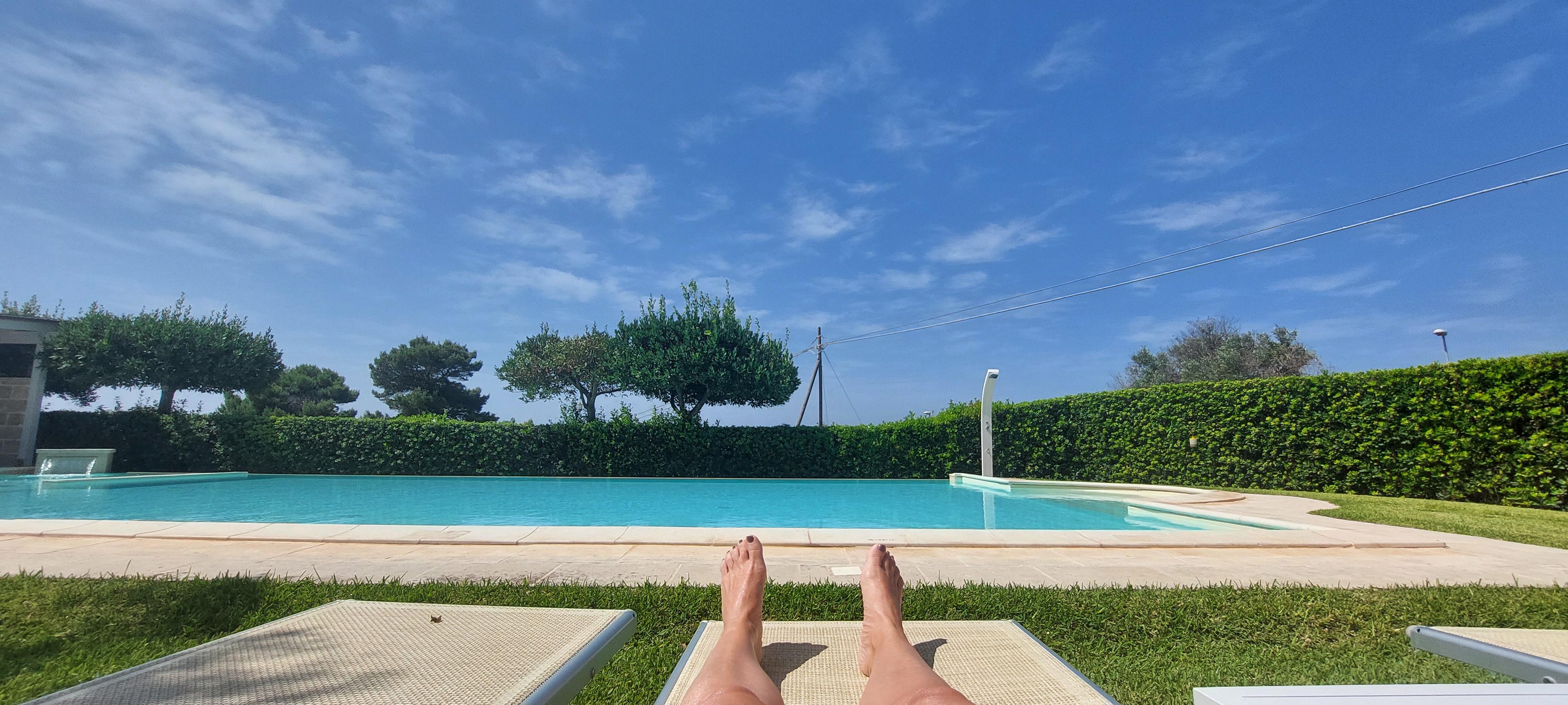 Piscine de l'hôtel dans un magnifique jardin avec des arbres pour pleinement profiter et se relaxer