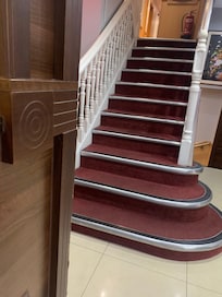 Der stod om hotellet - hjælp til personer med handicap: elevator!! Elevatoren kan du så først komme til efter at du er kommet op ad nogle trapper.
Vi fik så værelse ved først at gå op og så ned af flere snørklede og meget smalle trapper.